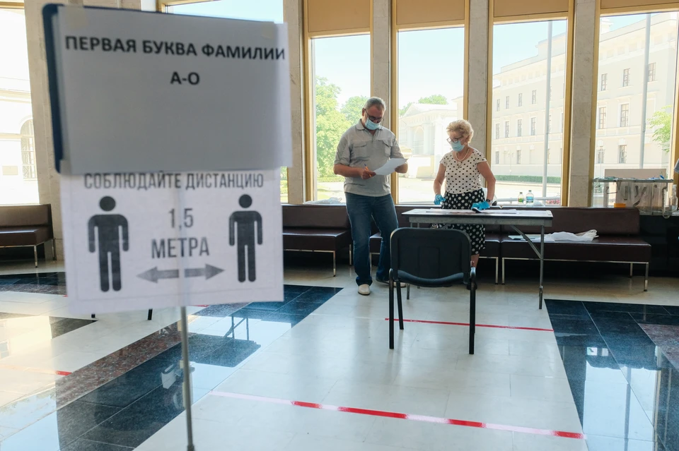 "Комсомолка" ведет прямую трансляцию голосования по поправкам в Конституцию РФ в Санкт-Петербурге 1 июля 2020 года.