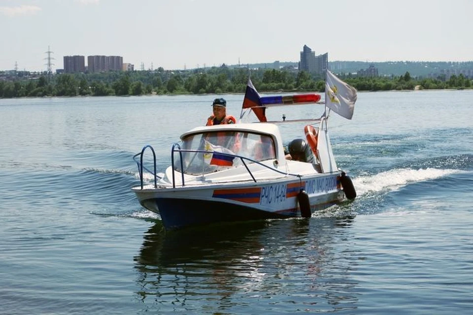 Спасатели вытащили из воды тонущую девочку.