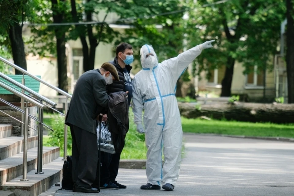 Выход есть: количество победивших болезнь растет, а новых случаев заражения - меньше.