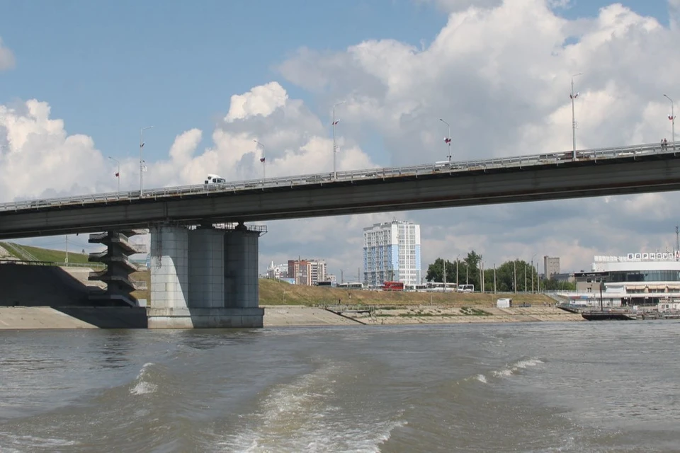 У Нового моста в Барнауле из Оби спасли плывущих на бревне подростков.