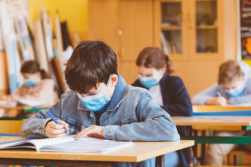 Это мучение - сидеть за партой в маске. Фото: thrivingschools.kaiserpermanente.org