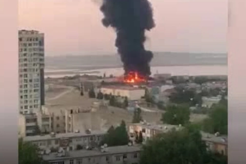 В Баку горит фабрика по производству красок