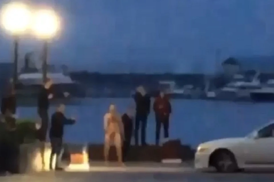 Дрифт у фонтана и голый мужик: на набережной Спортивной гавани Владивостока замечены хулиганы