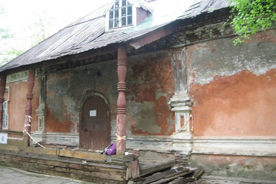Сейчас историческое здание находится в разрушенном состоянии. Фото: vk.com/prikaznayaizba, Ольга Демина