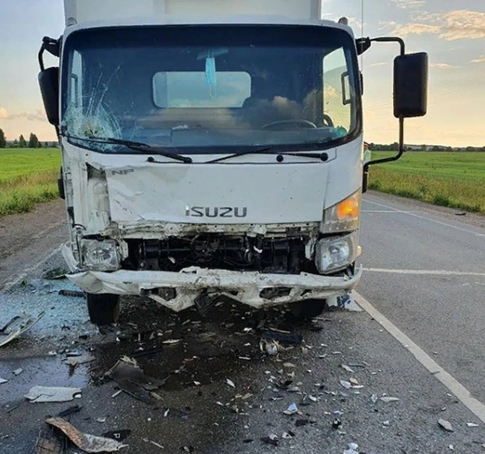 Водитель автомобиля «Рено Символ» погиб на месте после столкновения с грузовиком.
