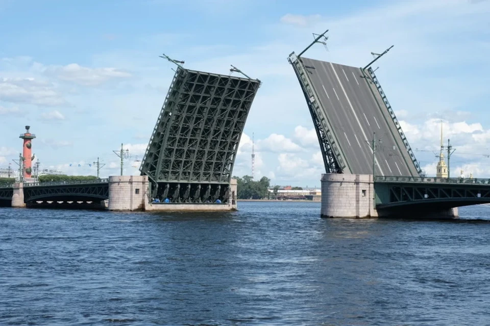 Дворцовый мост и Большой проспект Петроградской стороны окрасятся в цвета "Зенита".