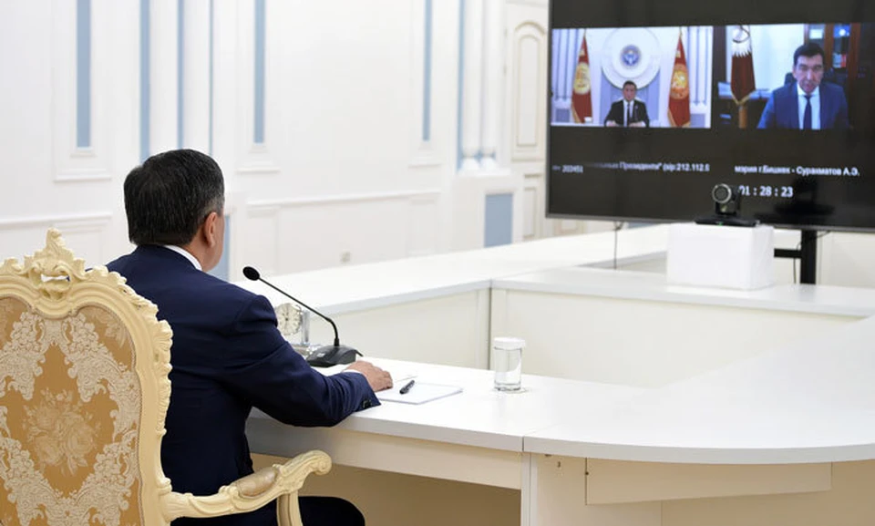Сооронбай Жээнбеков провел онлайн-совещание с Азизом Суракматовым.