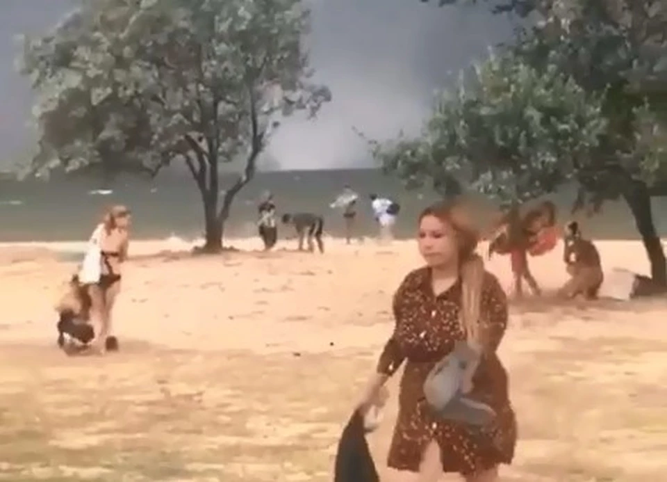 Туристы убегают от смерча