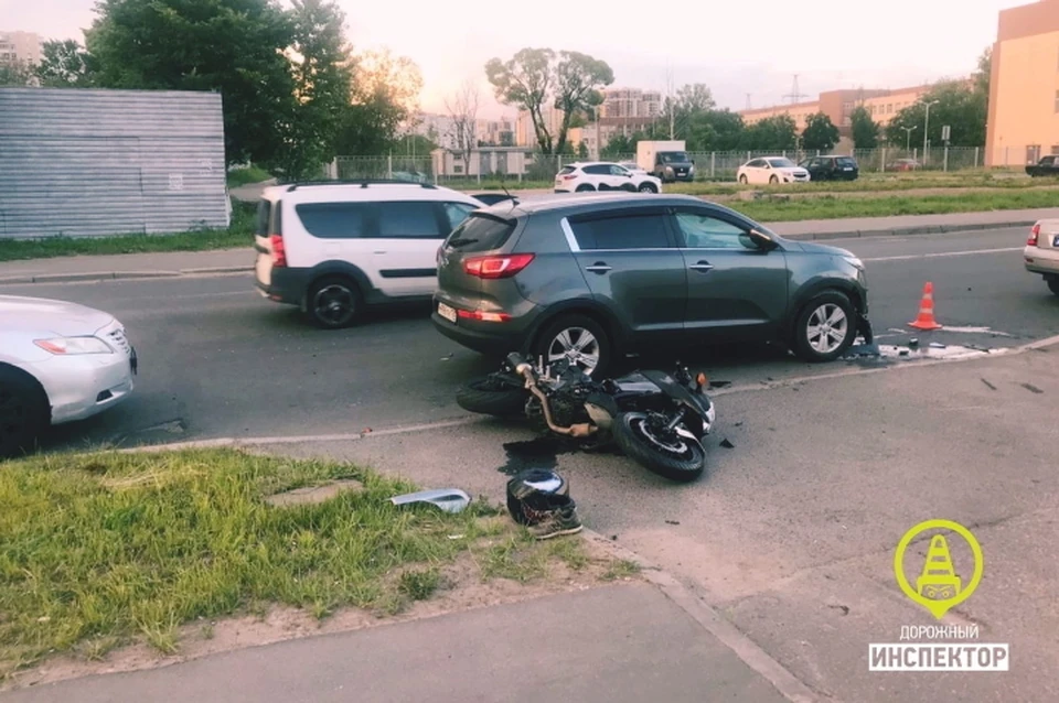 На Полюстровском проспекте мотоциклист попал под колеса "Киа". Фото: vk.com/dorinspb
