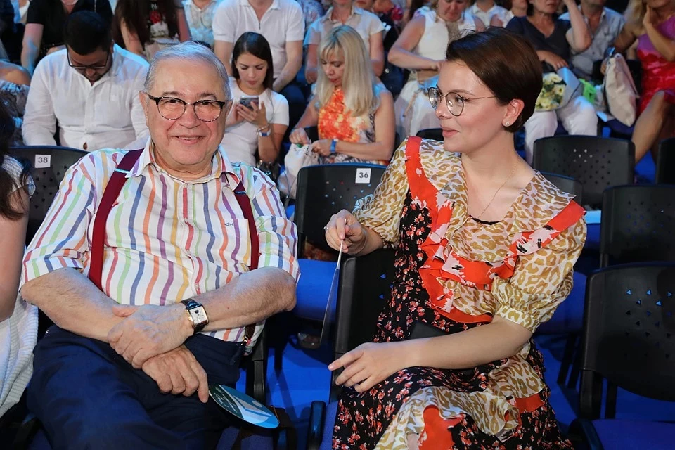 Евгений Петросян счастлив с молодой женой Татьяной Брухуновой.