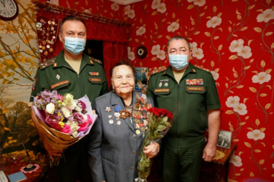 В Ростове ветеран войны отпраздновала 100-летний юбилей. Фото: пресс-служба ЮВО