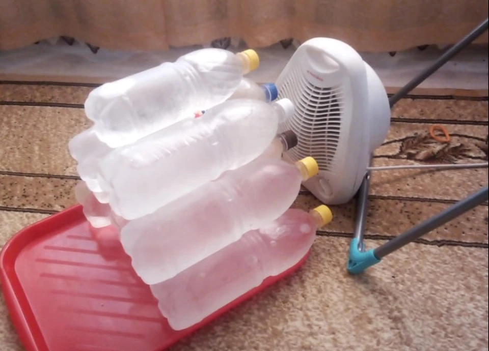 Кондиционер из вентилятора и замороженных полторашек с водой. Фото: сообщество "Подслушано Копейск".