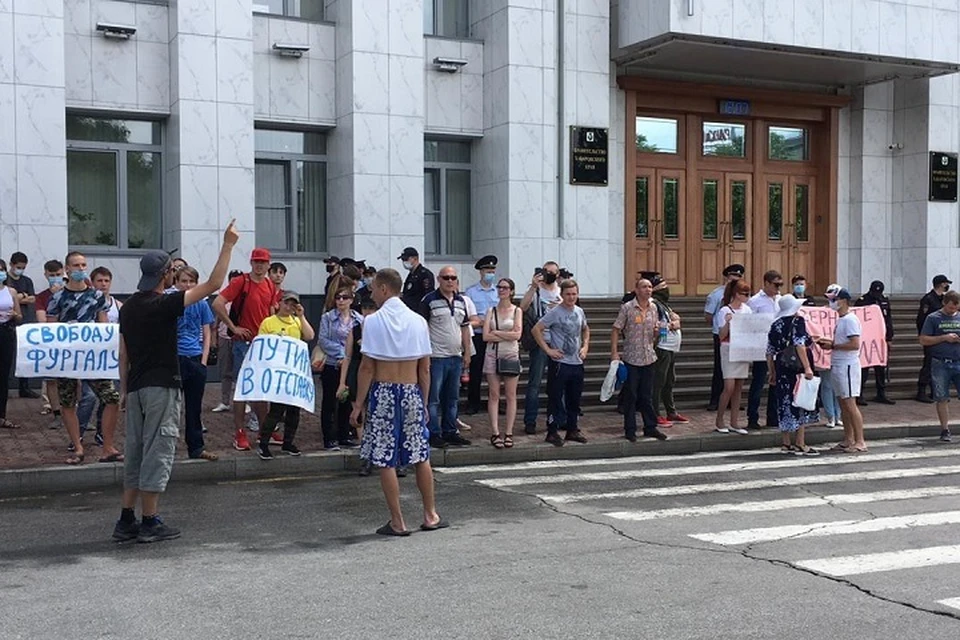 Сегодня протестующие сразу направились к крыльцу здания правительства Хабаровского края