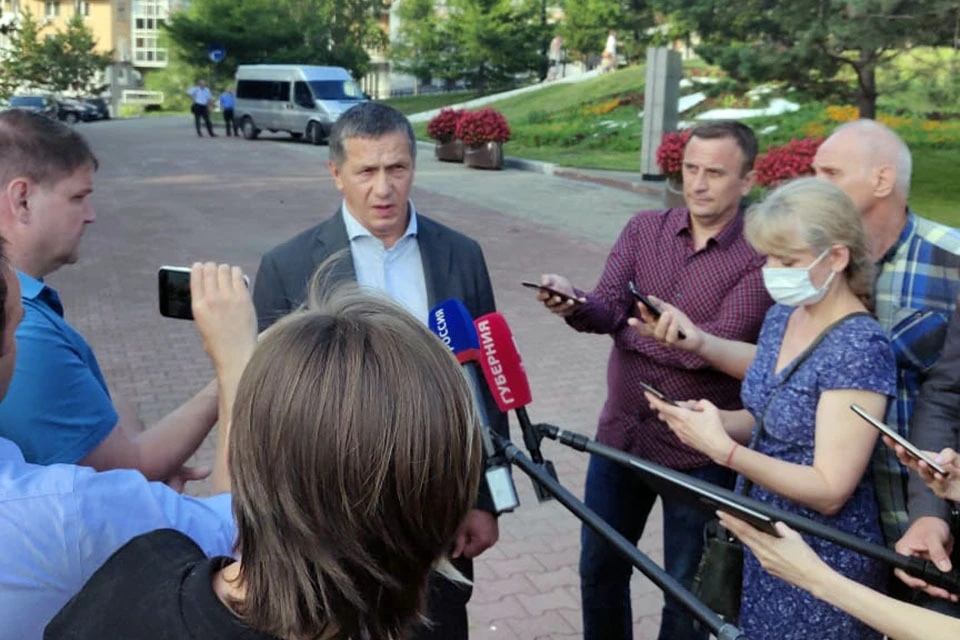 В неспокойный Хабаровск в понедельник прилетел полпред президента на Дальнем Востоке Юрий Трутнев.