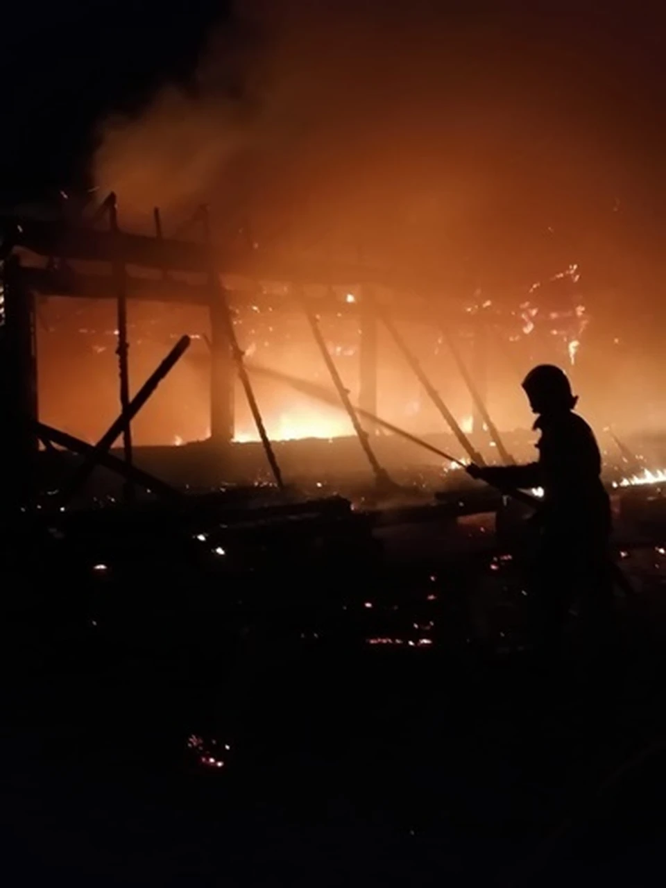 В Коктебеле сгорела деревянная постройка. Фото: пресс-служба МЧС РК