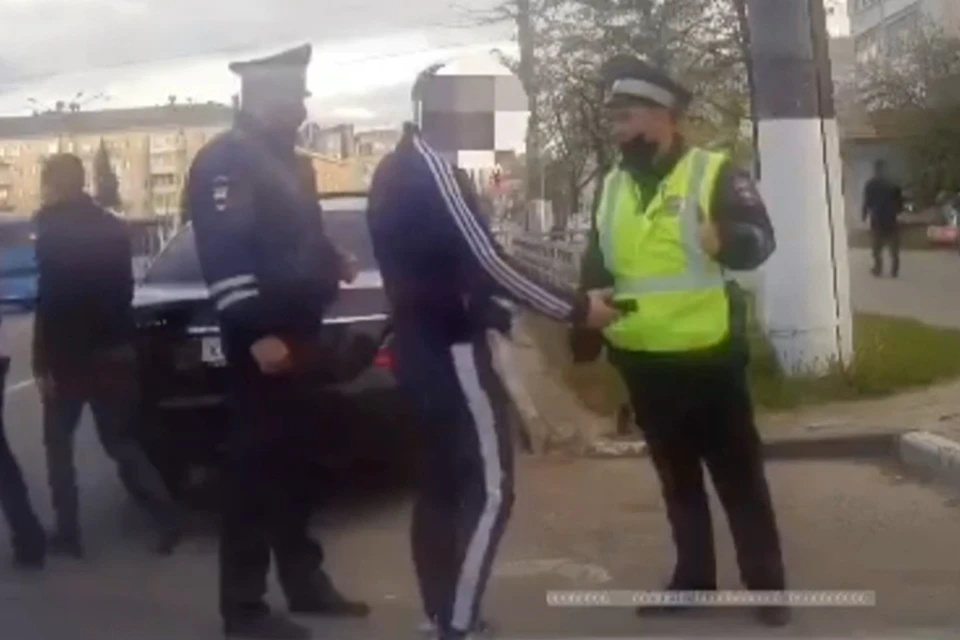Молодые люди катались на крыше авто Фото: УМВД России по Тверской области (скрин видео)