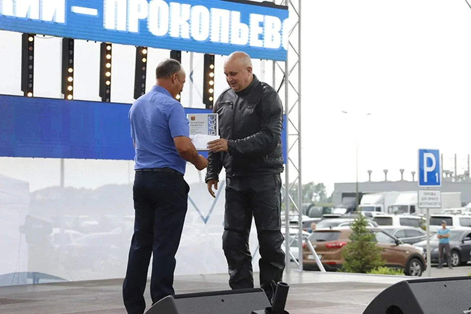 Сергей Цивилев наградил дорожников, которые показали отличные результаты работы. Фото: пресс-служба АПК