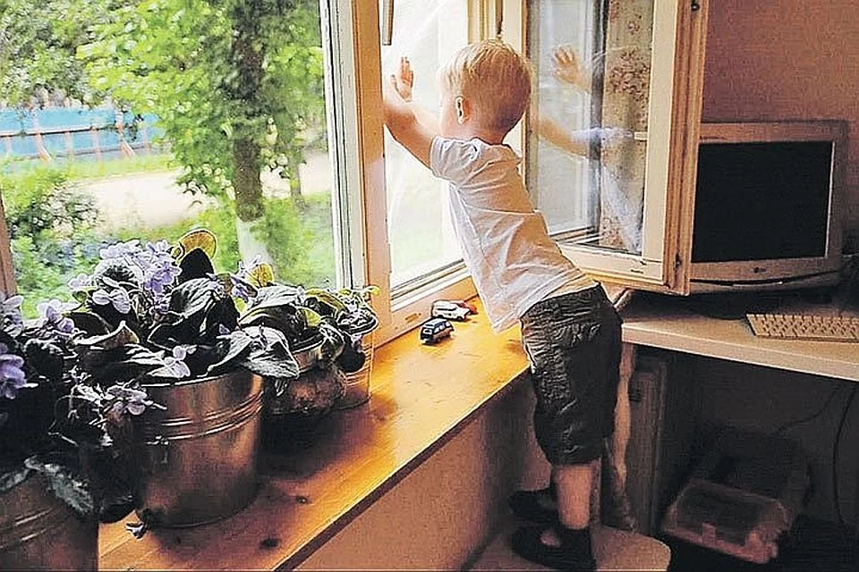 Никогда не ставьте мебель возле окна. Ребенок сможет быстро и беспрепятственно забераться на подоконник.
