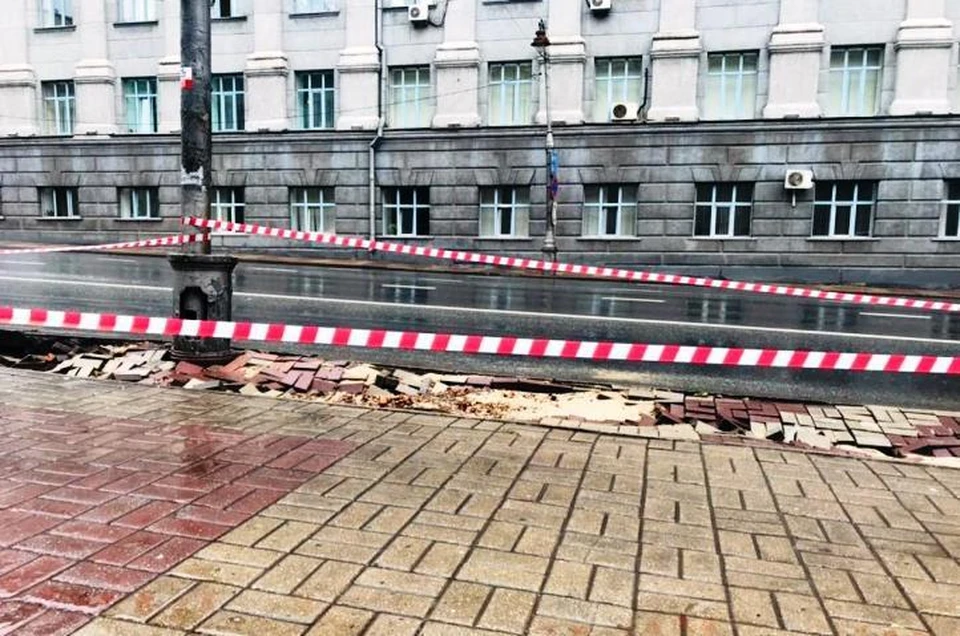 Пока разрушенный тротуар на Ленина обтянули заградительной лентой