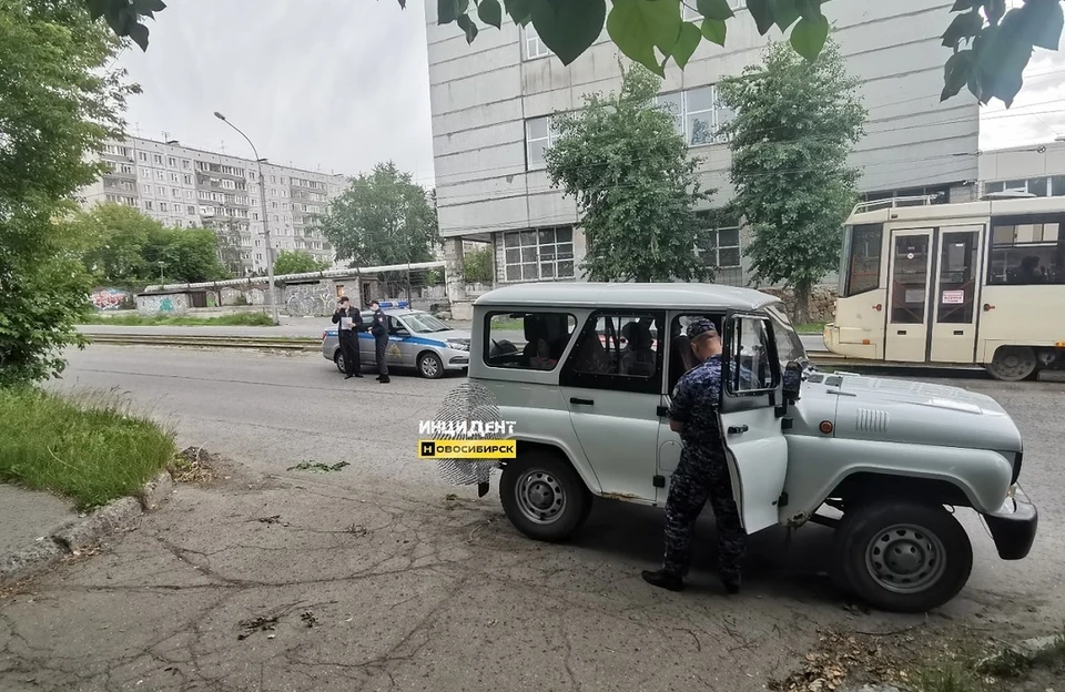 Трамвай пришлось остановить и вызвать полицию. Фото: "инцидент Новосибирск"