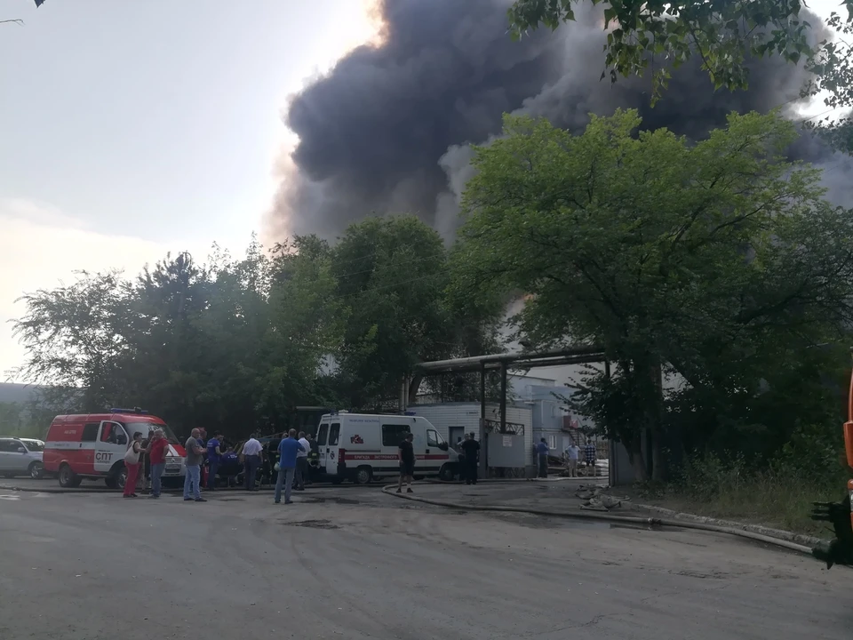 Над Самарой поднялся огромный черный столб дыма