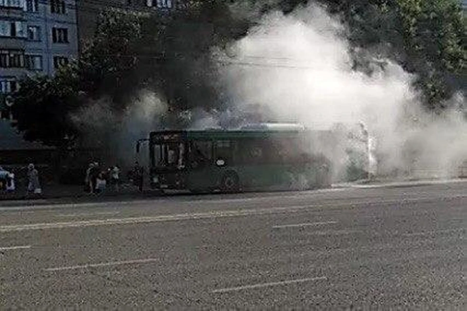 Пассажиры вышли посмотреть, что случилось с автобусом. Фото: vk.com/cheltr74
