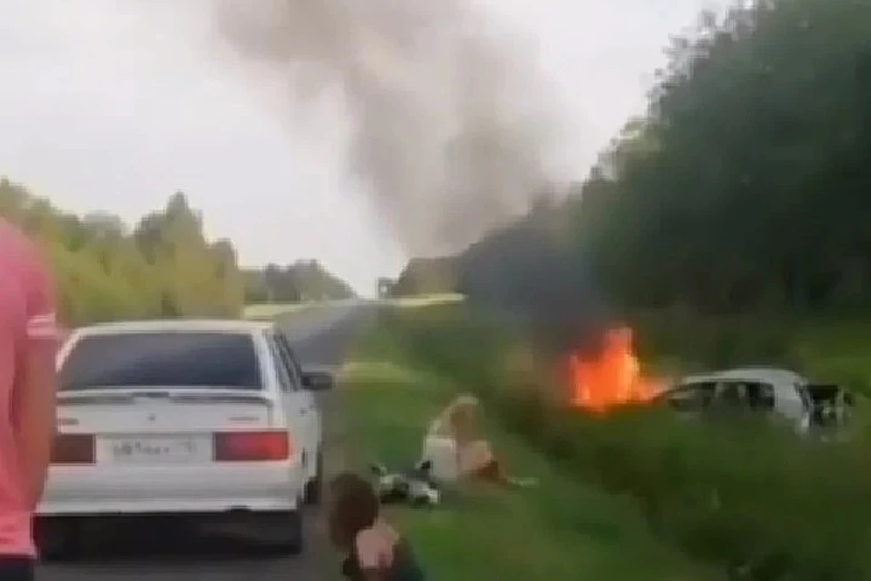 Люди смогли выбраться из машины до того, как она была полностью объята пламенем.