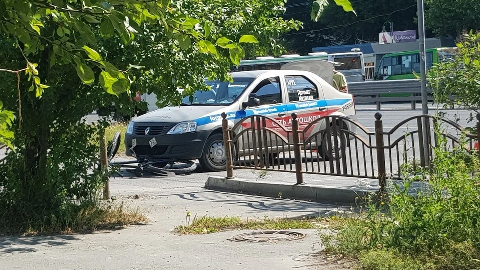 В Тюмени учебный автомобиль сбил велосипедиста на тротуаре. Фото - "ЧС Тюмень".
