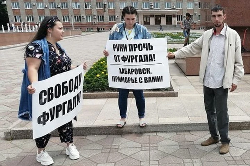 В Уссурийске активисты с плакатами вышли на центральную площадь города. Фото: Марк Чернослив