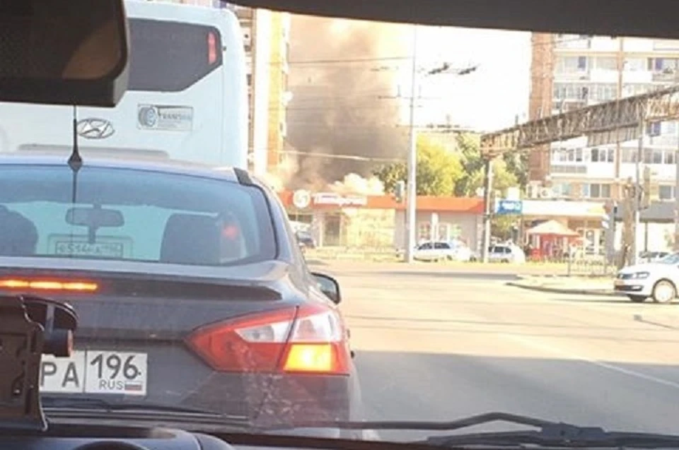 Из-за пожара на время перекрыли улицу Целюскинцев. Фото: читатель "КП"