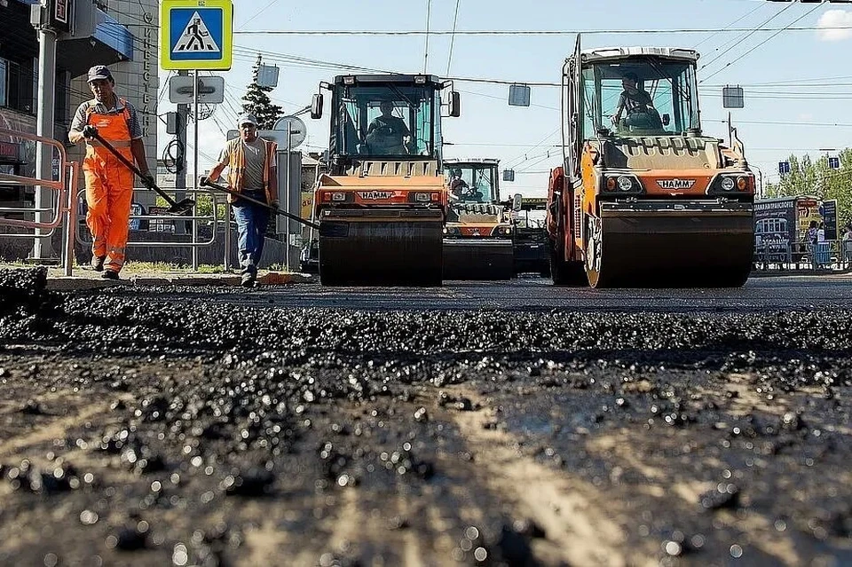 Рабочие вышли чинить дороги, несмотря на жару