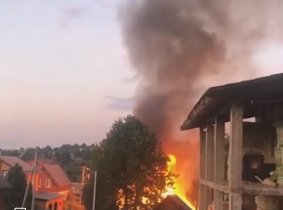 Пожар полностью уничтожил два дома, бани и надворные постройки. Фото: chp_dtp_perm