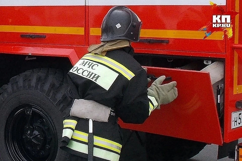 Пожарным удалось спасти двух человек из горящей квартиры