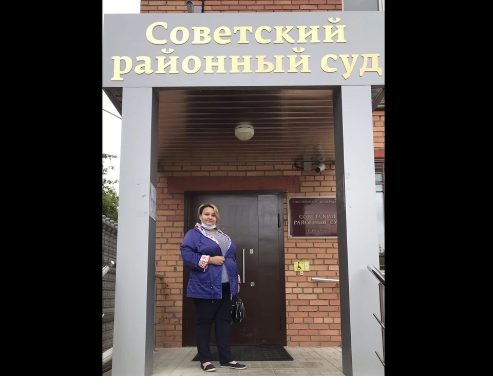 Мама мальчика у здания райсуда. Фото: Рязанский Мемориал