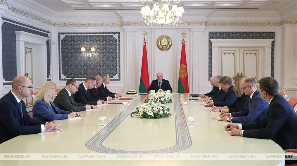 Правление национального банка. Лукашенко в банке.