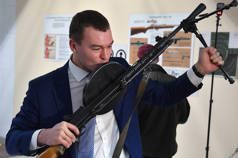 Депутат Михаил Дегтярев с ручным пулеметом, разработанным его однофамильцем, 2018 год.