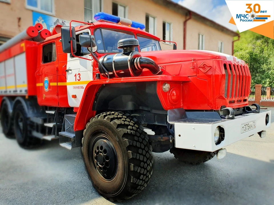 Соседи вызвали спасателей тюменцу, которому стало плохо от жары. Фото - ГУ МЧС по Тюменской области.