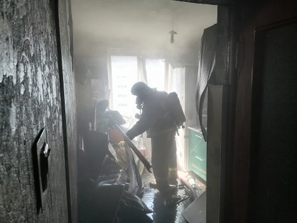 Орловские пожарные эвакуировали 10 жильцов пятиэтажки во Мценске из-за возгорания. Фото: пресс-служба ГУ МЧС России по Орловской области
