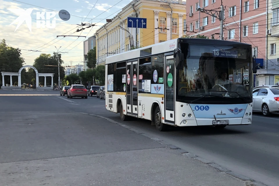 А пока по улицам Рязани колесят автобусы с подмосковными номерами.