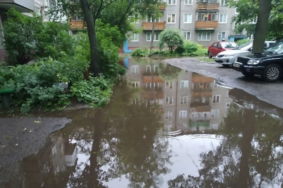 На улице Урицкого затопило дворы. ФОТО: группа "Подслушано в Ярославле" ВКонтакте