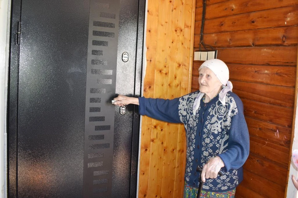 При входе в дом теперь установлена современная металлическая дверь.
