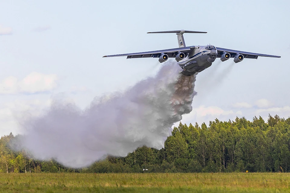Самолеты ВТА оборудованы выливными авиационными приборами ВАП-2, емкостью 42 тонны воды Фото: Минобороны России