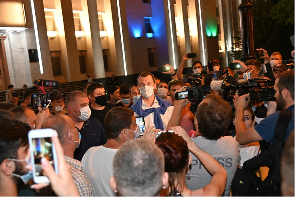 Михаил Дегтярев вышел к протестующим в Хабаровске