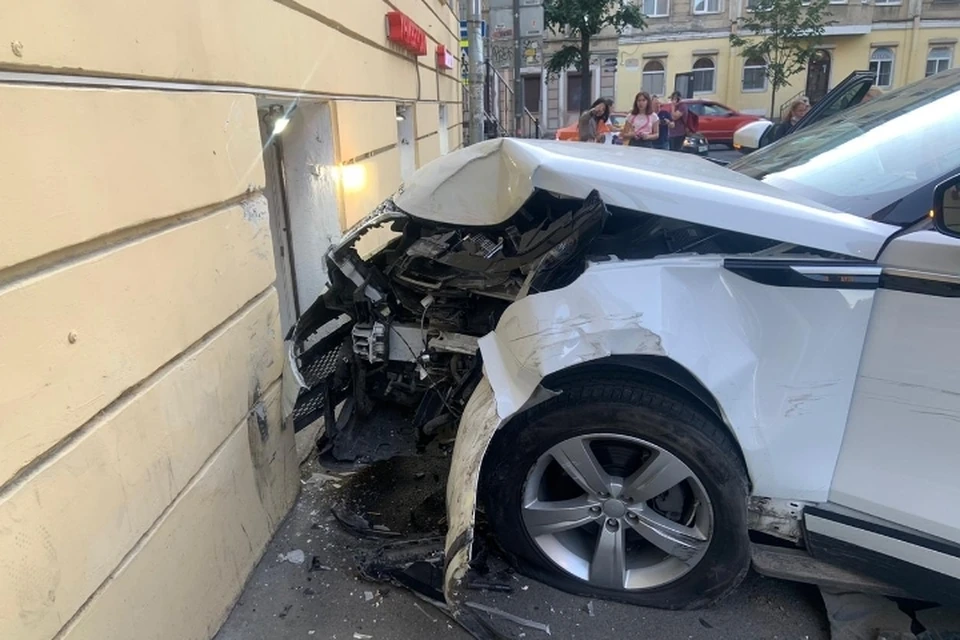 Range Rover, стоимостью от 4 млн рублей, влетел в стену дома в Санкт-Петербурге. Фото: vk.com/spb_today