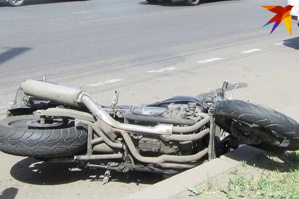 Мотоциклист был в шлеме и остался жив.