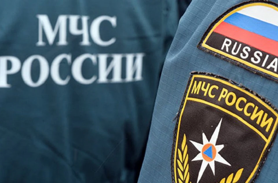 Сотрудники МЧС воспользовались альпинистским снаряжением, чтобы спасти старушку.