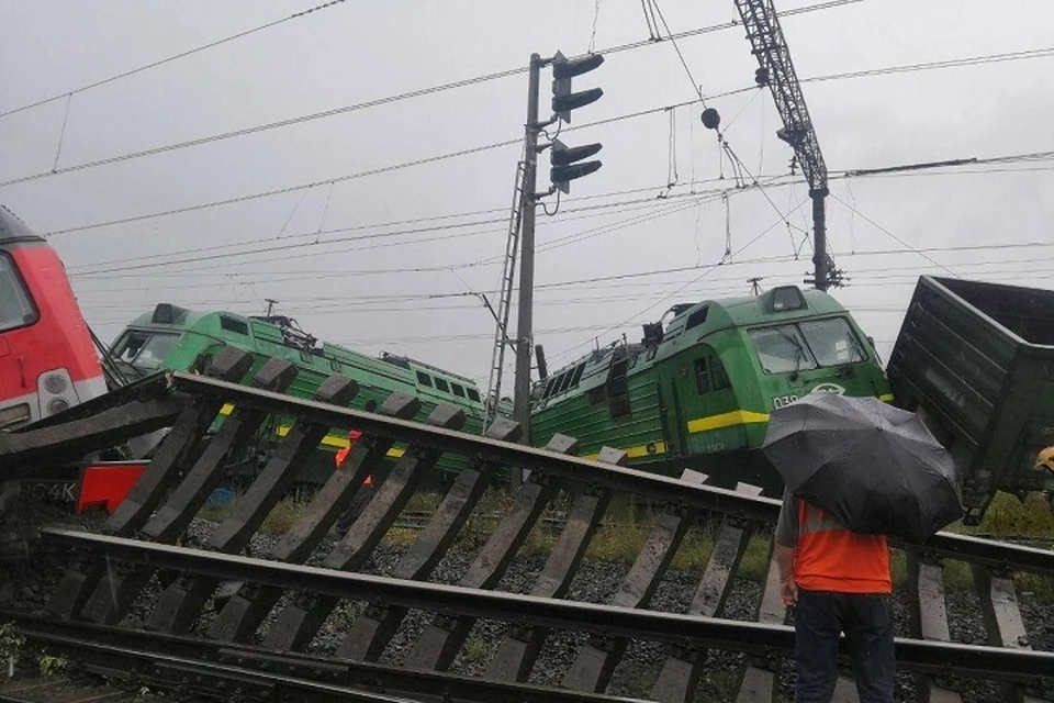 Два товарных поезда столкнулись в Санкт-Петербурге. Фото: ГУ МЧС по СПб