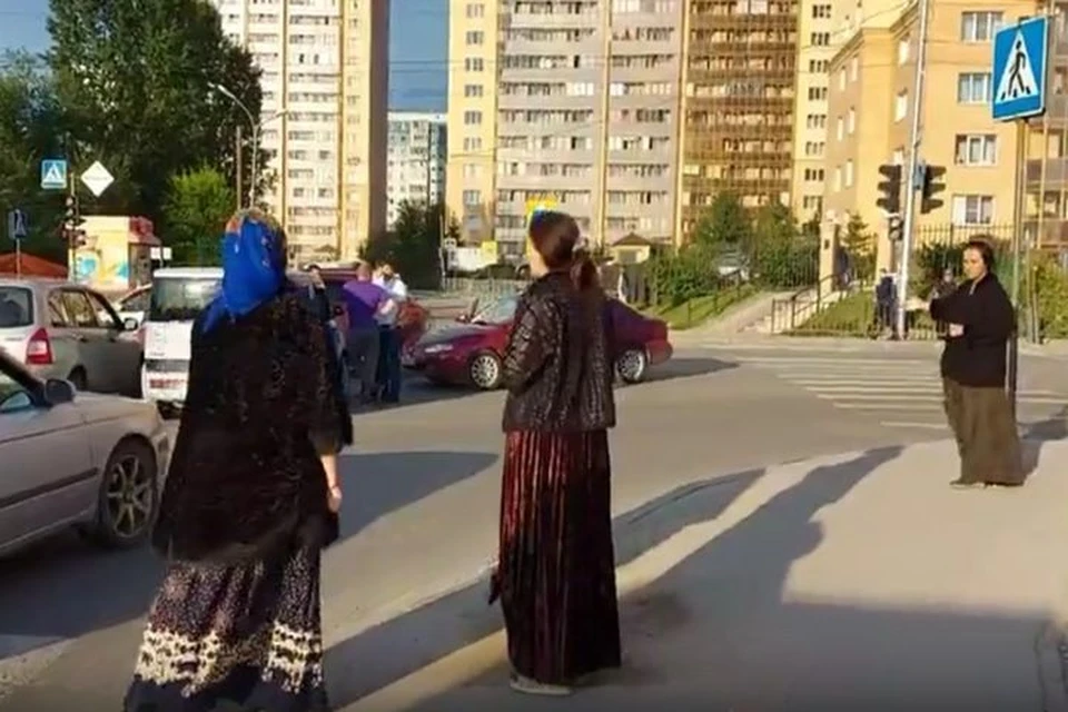 Внимание жителей Октябрьского района привлекла потасовка, возникшая после ДТП на пересечении улиц Лазурная и Высоцкого. Фото: Кадр из видео