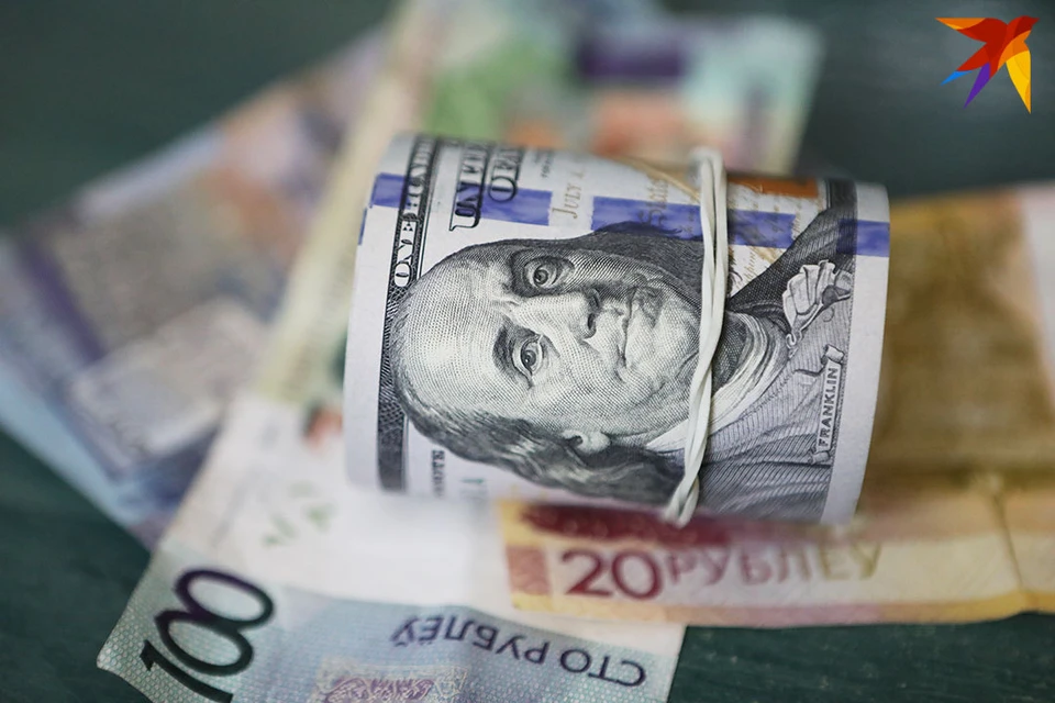 Большинство экономистов считают, что от ослабления доллара выиграет другая мировая валюта – евро.