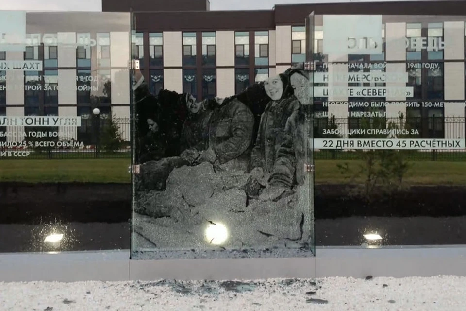 Обрушилась часть мемориала возле Кадетского училища в Кемерове. ФОТО: кадр видео vk.com, "Регион 42", Виктор Яров